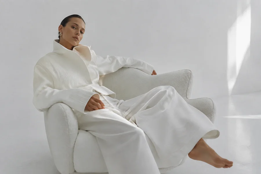 WHITE ROOM — AI 생성 예시 이미지